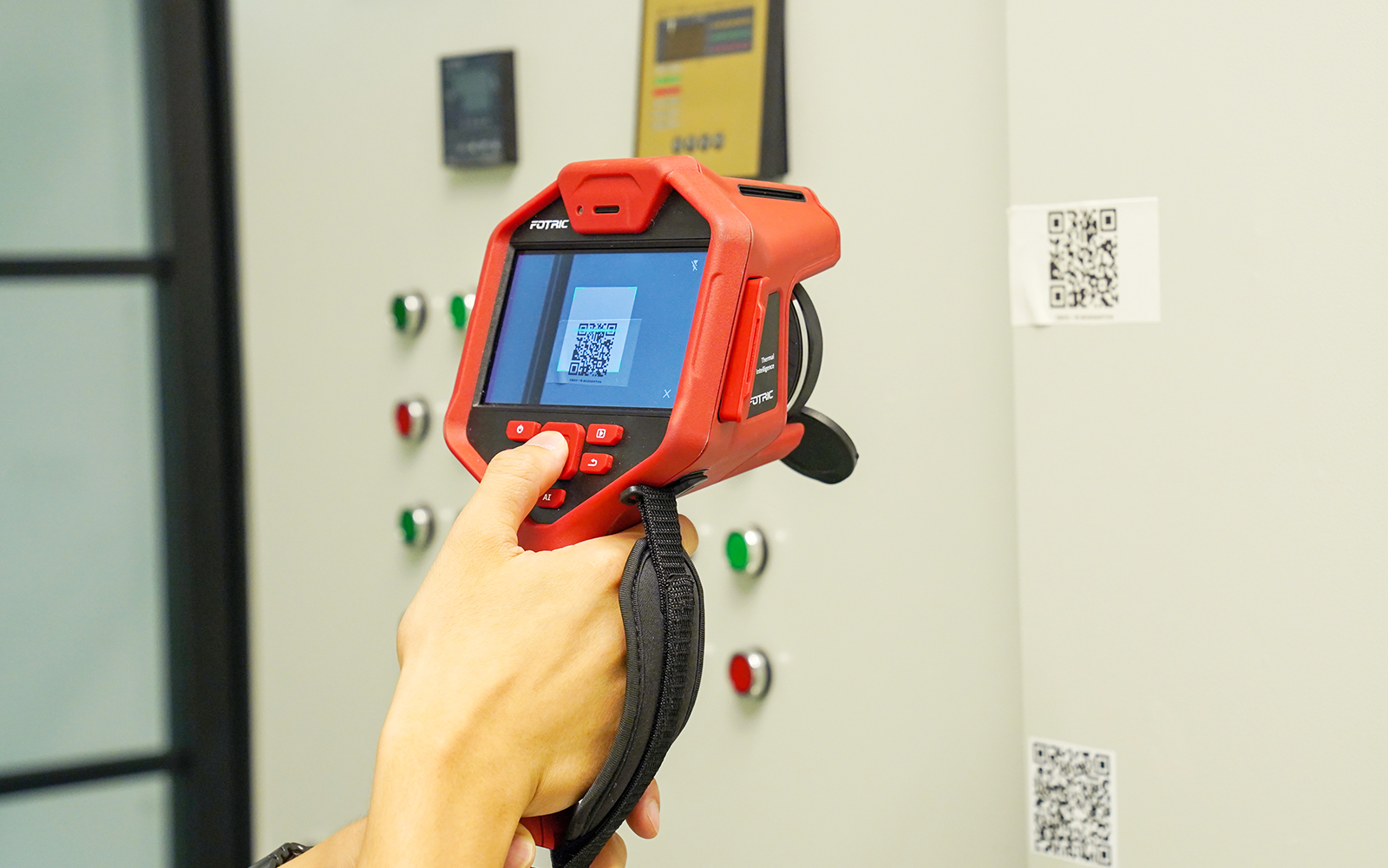 FOTRIC热像仪扫码读取设备铭牌信息